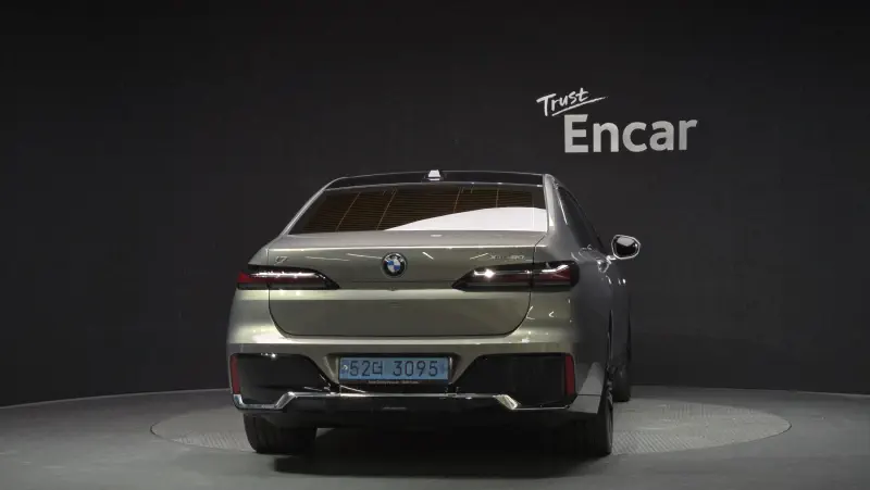 BMW i7