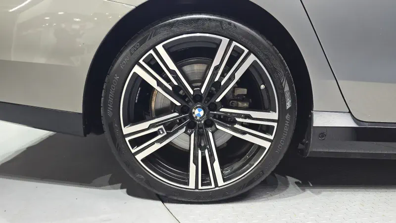 BMW i7