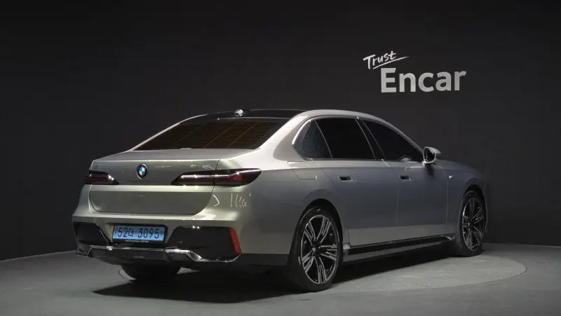 BMW i7