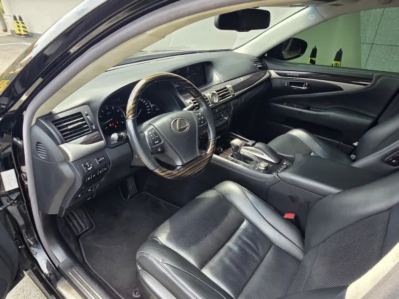 Lexus LS