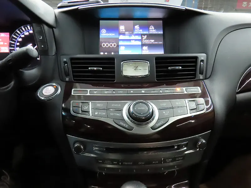 Infiniti Q70