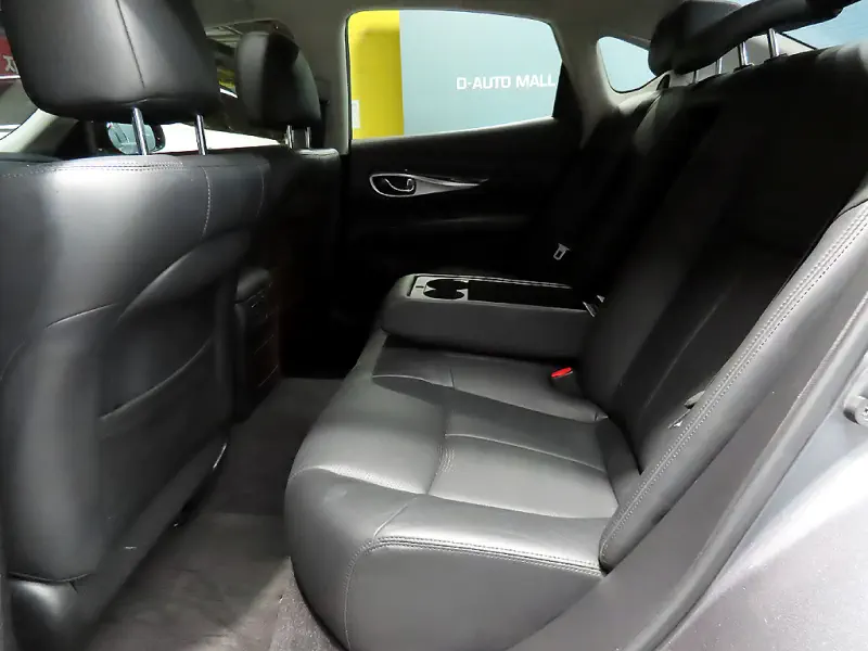 Infiniti Q70