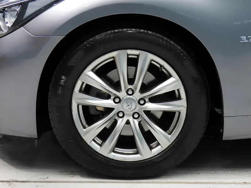 Infiniti Q70