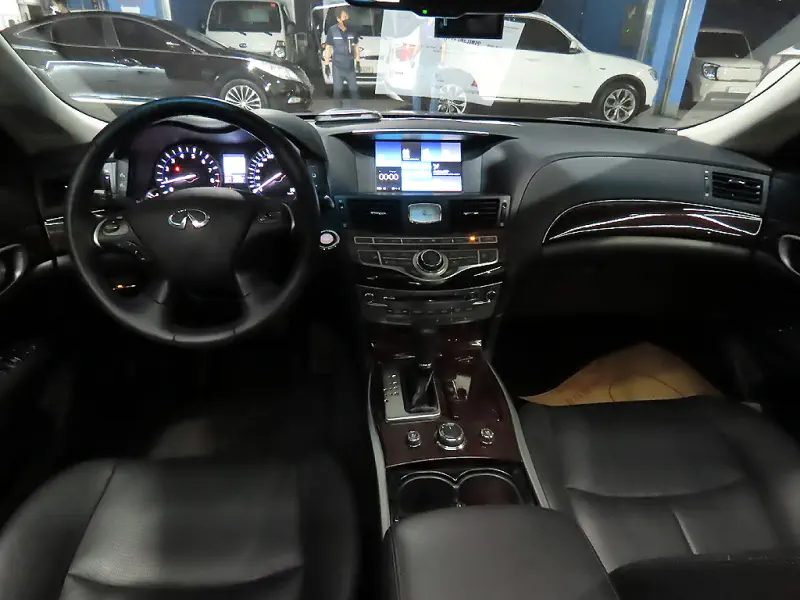 Infiniti Q70