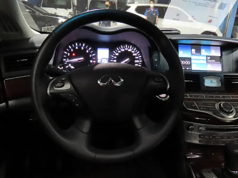 Infiniti Q70