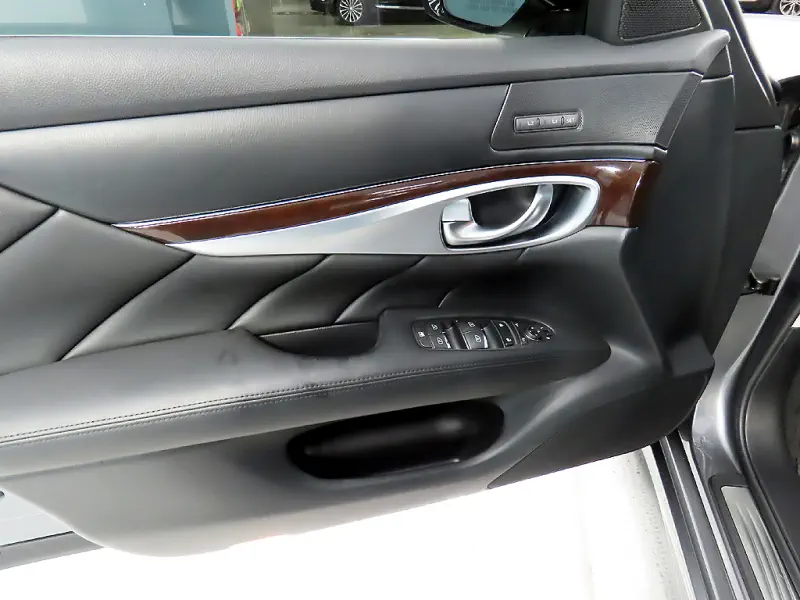 Infiniti Q70