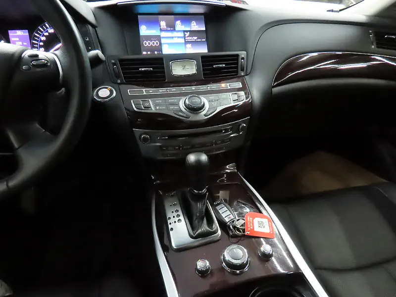 Infiniti Q70