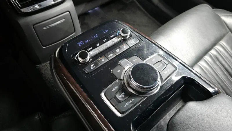 Genesis EQ900