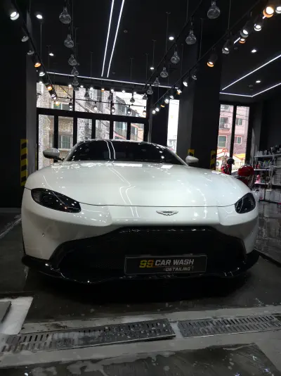 Aston Martin Vantage