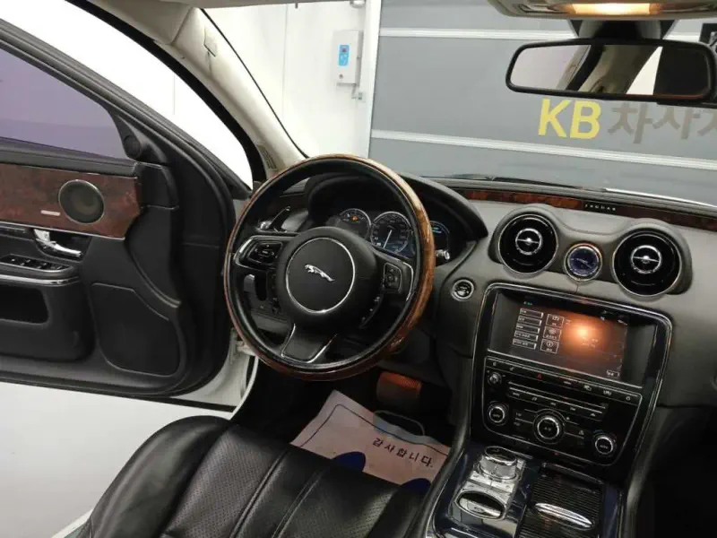 Jaguar XJ