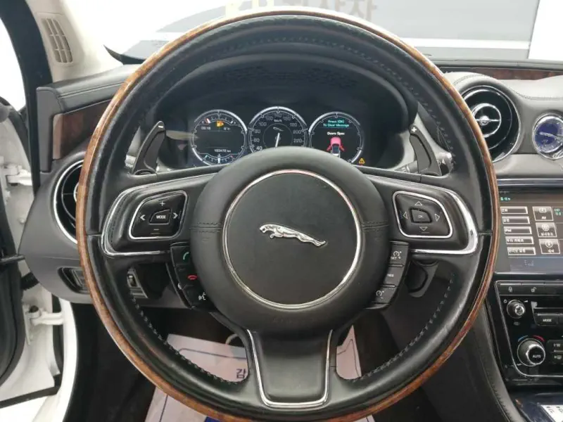 Jaguar XJ