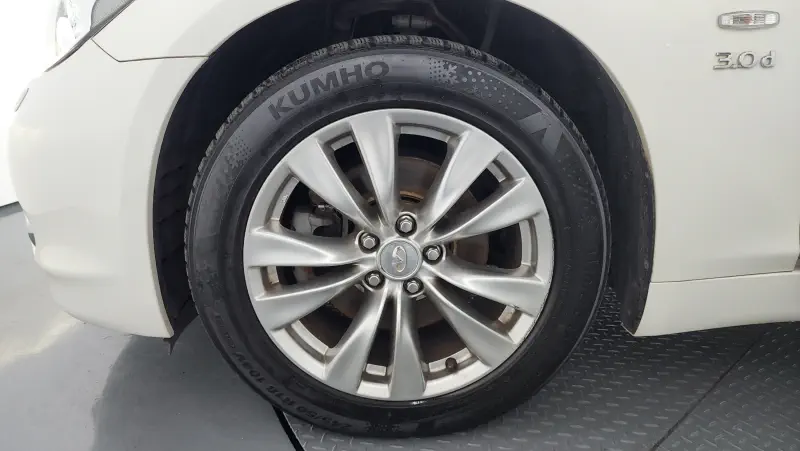 Infiniti Q70