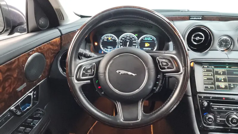 Jaguar XJ