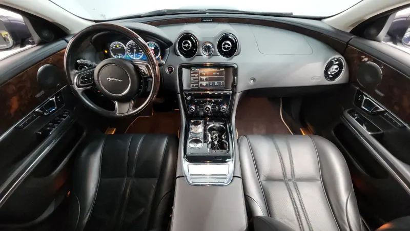Jaguar XJ