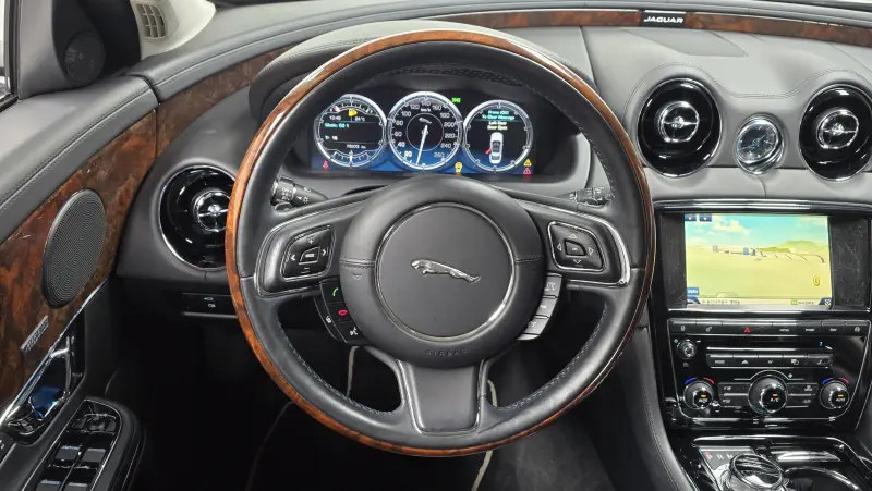 Jaguar XJ