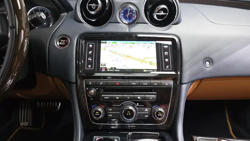 Jaguar XJ