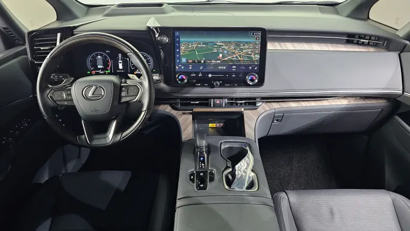 Lexus LM500h