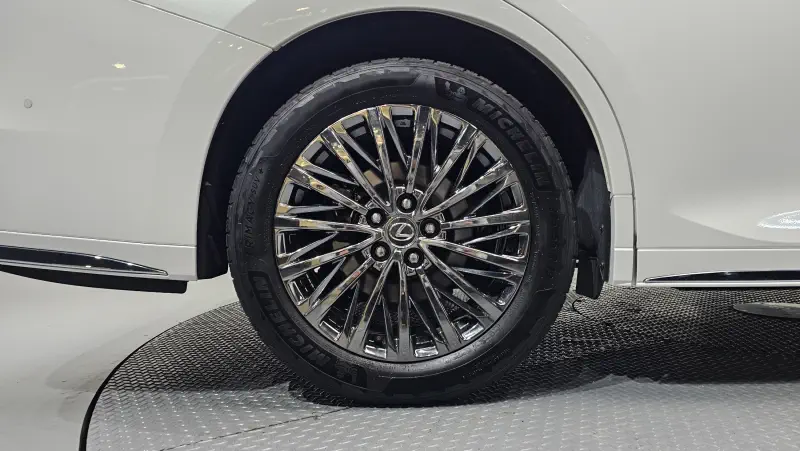 Lexus LM500h