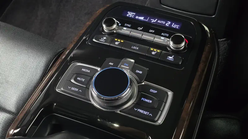 Genesis EQ900