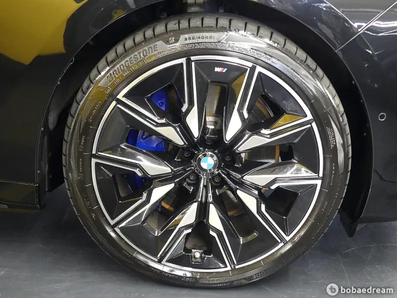 BMW i7