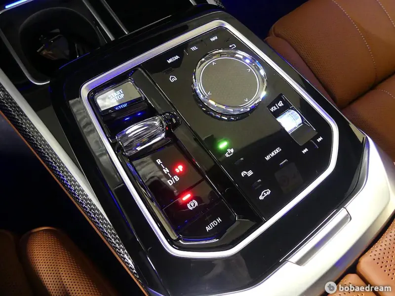 BMW i7