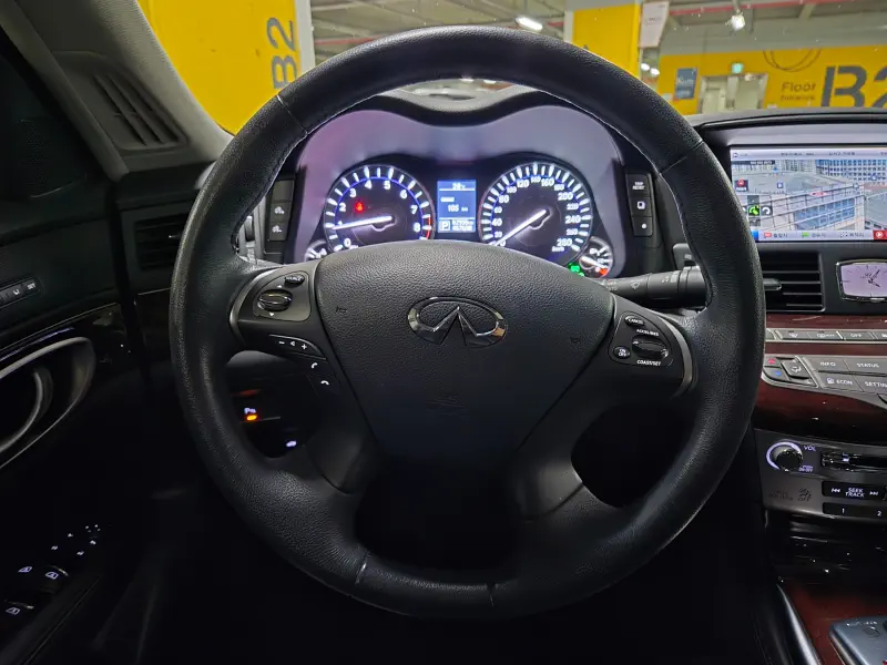 Infiniti Q70