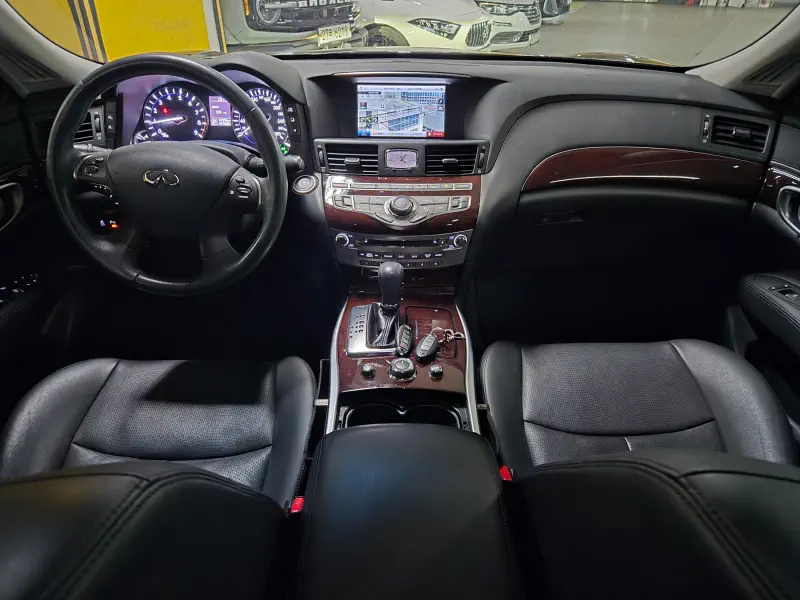 Infiniti Q70