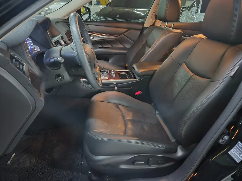Infiniti Q70