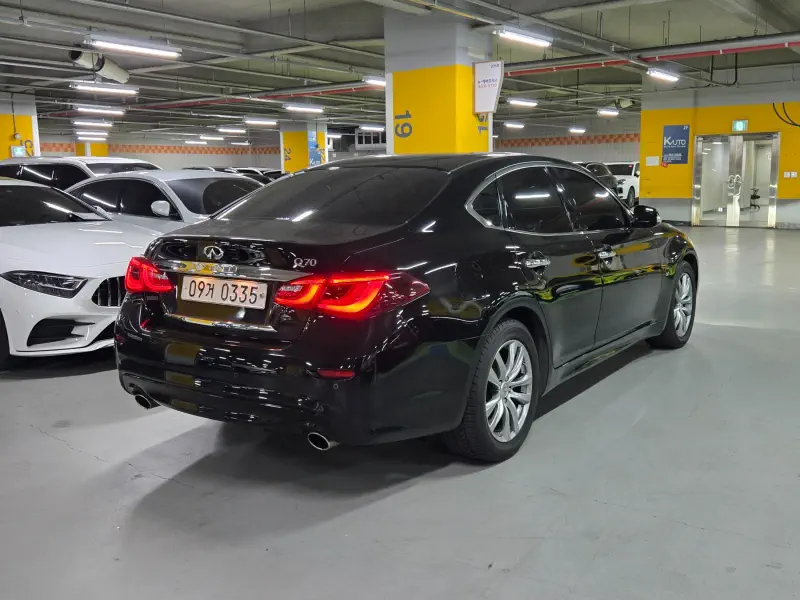 Infiniti Q70