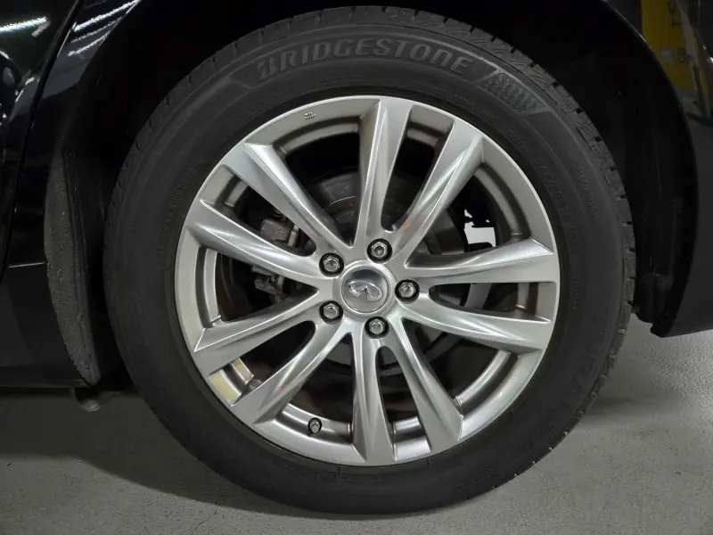 Infiniti Q70