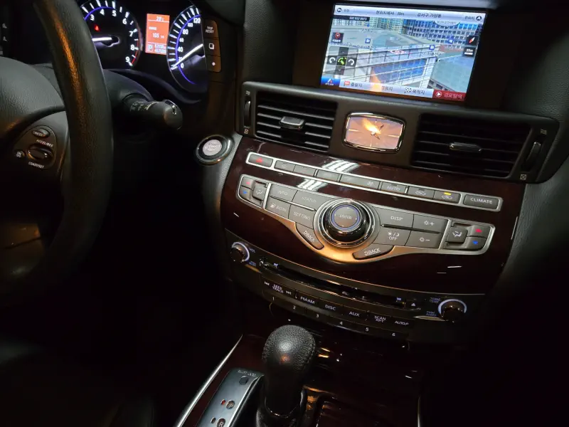 Infiniti Q70
