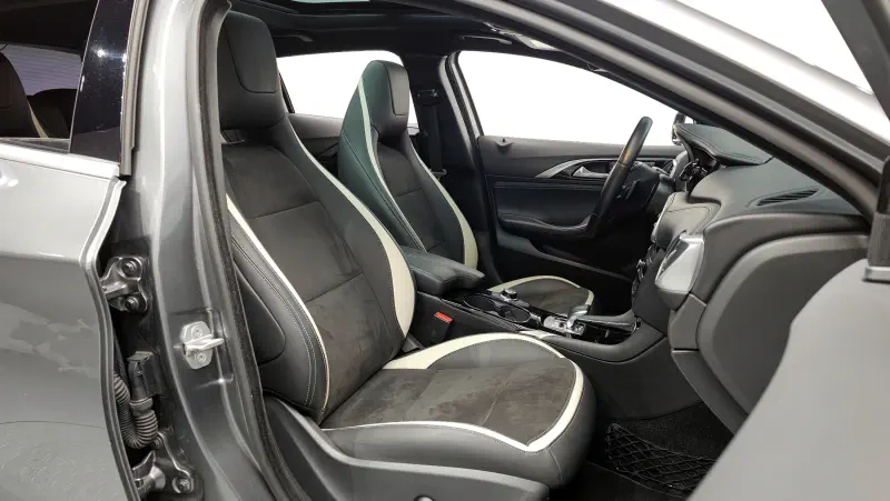 Infiniti Q30