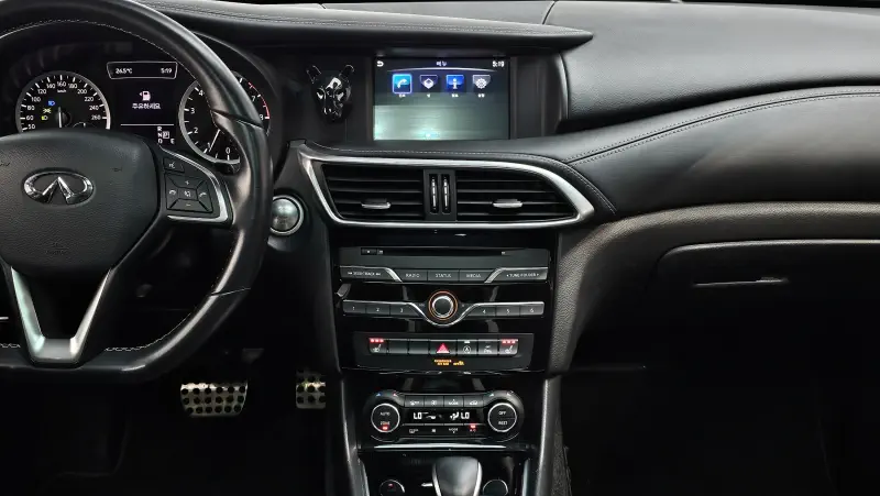 Infiniti Q30