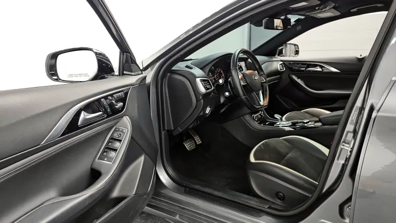 Infiniti Q30