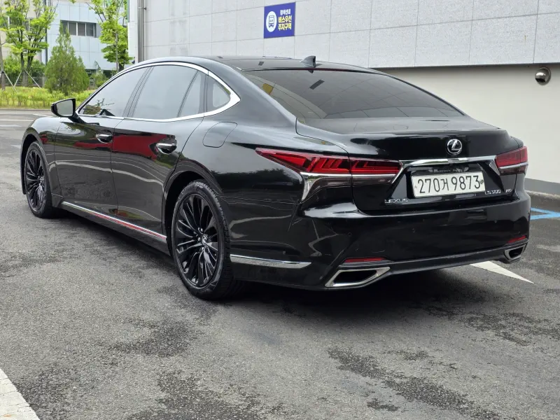 Lexus LS