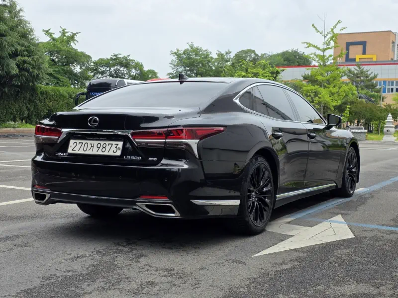 Lexus LS