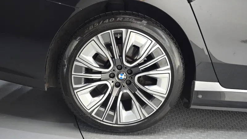 BMW i7