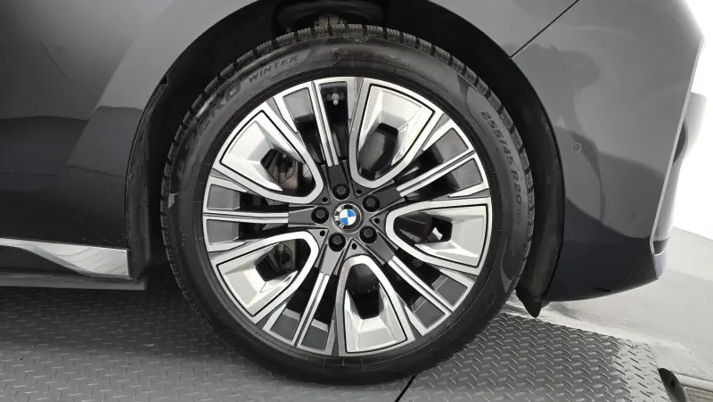 BMW i7
