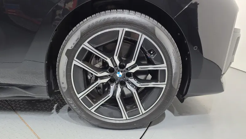 BMW i7