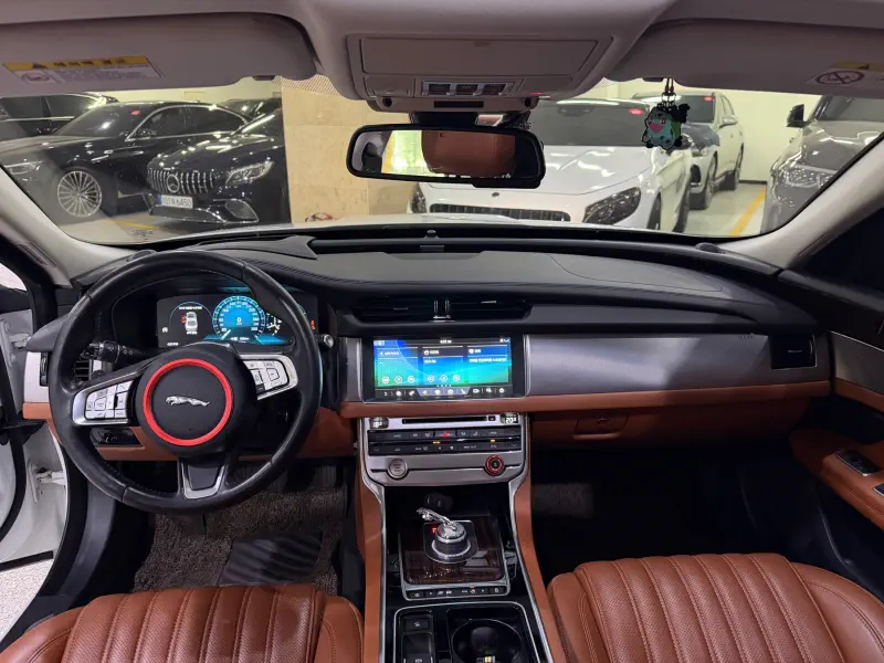 Jaguar XF