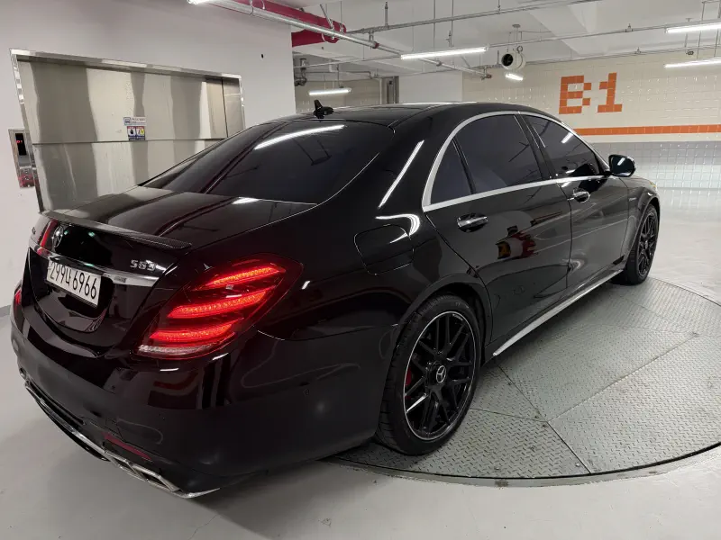 Mercedes-Benz S-Class