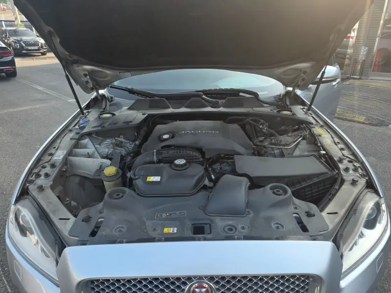 Jaguar XJ