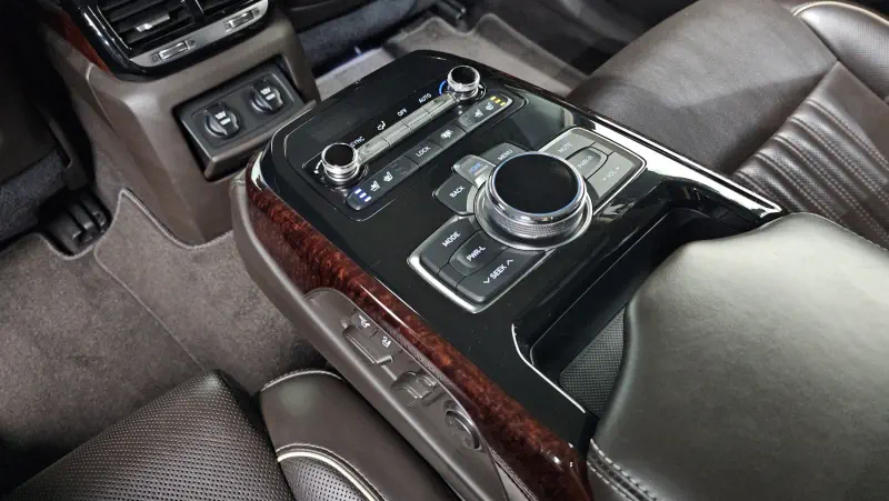 Genesis EQ900