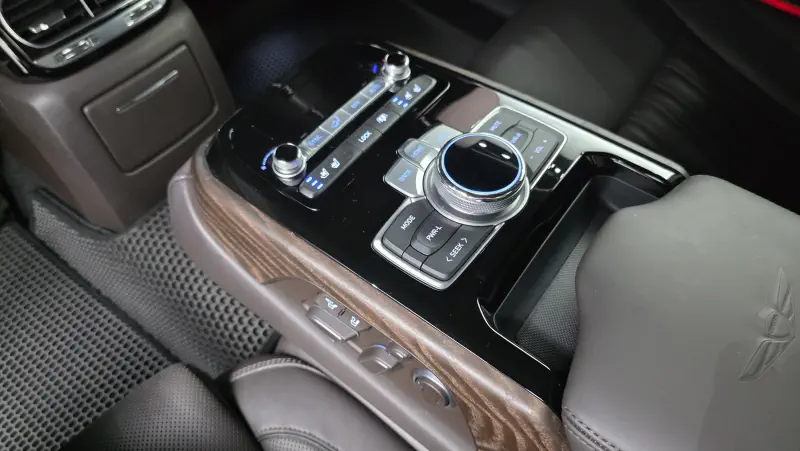 Genesis G90
