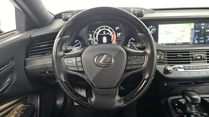 Lexus LS