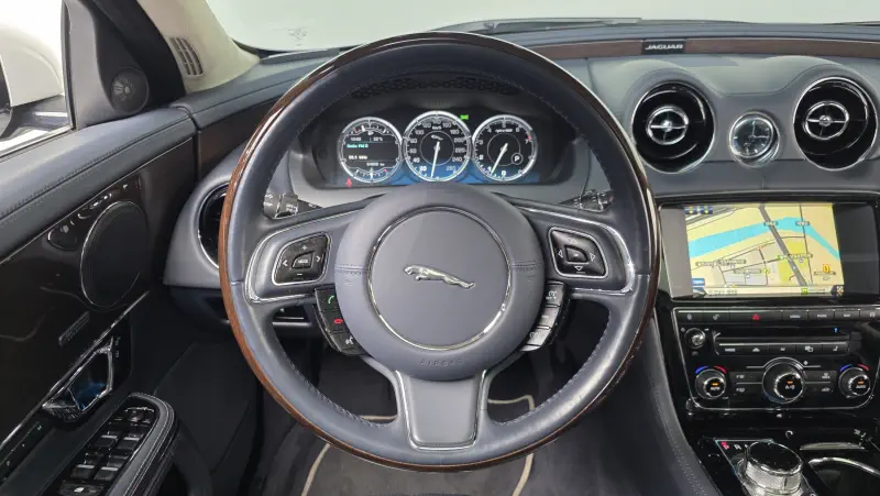 Jaguar XJ