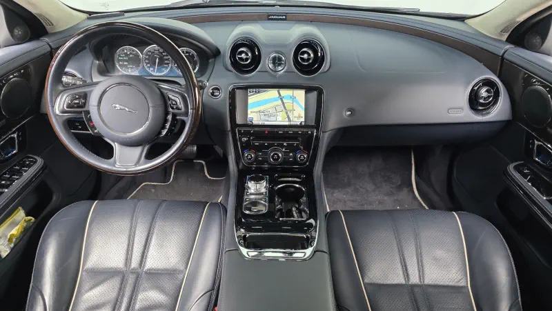 Jaguar XJ