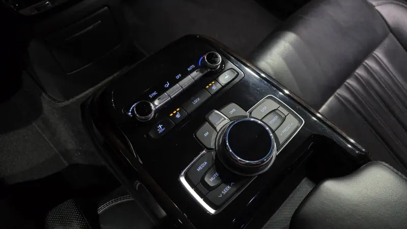 Genesis EQ900