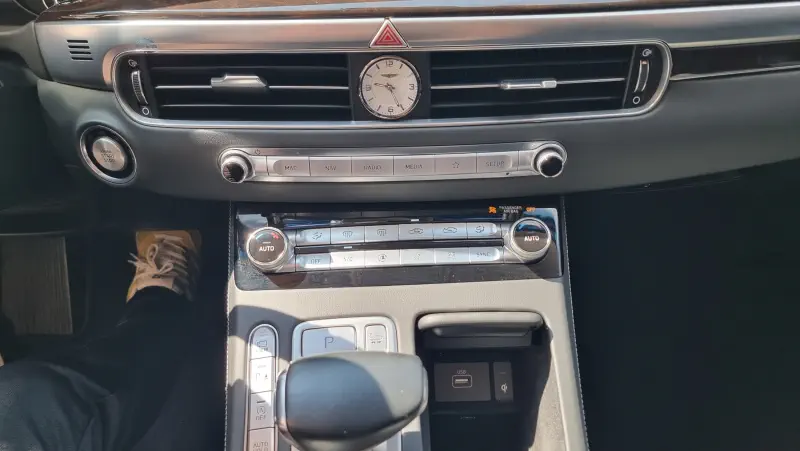 Genesis G90