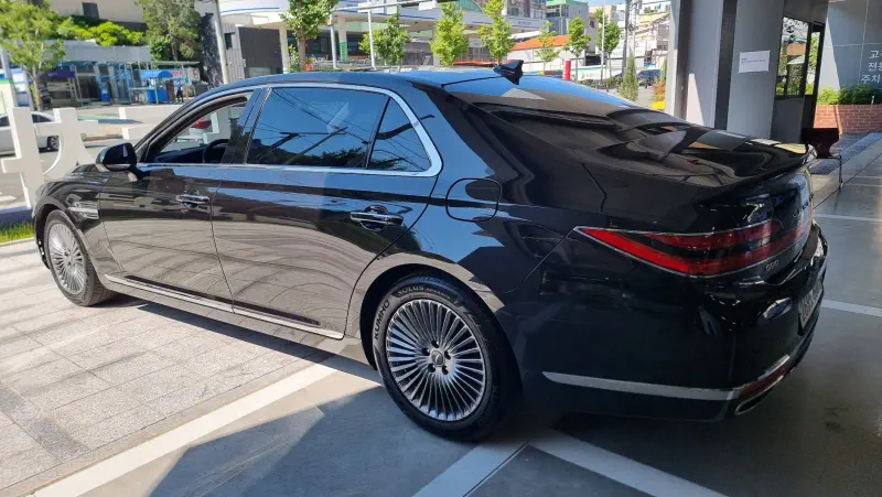 Genesis G90